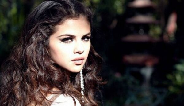 Η Selena Gomez «τα σπάει» σε club για το νέο της video clip! Δείτε το «I Want You To Know»