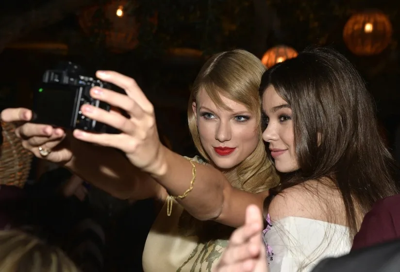 Taylor-Swift-Hailee-Steinfeld-took-selfie-September-2013