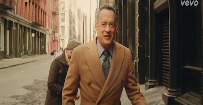 Ο Tom Hanks σε δρόμο της πόλης από το video clip της Carly Rae Jepsen.