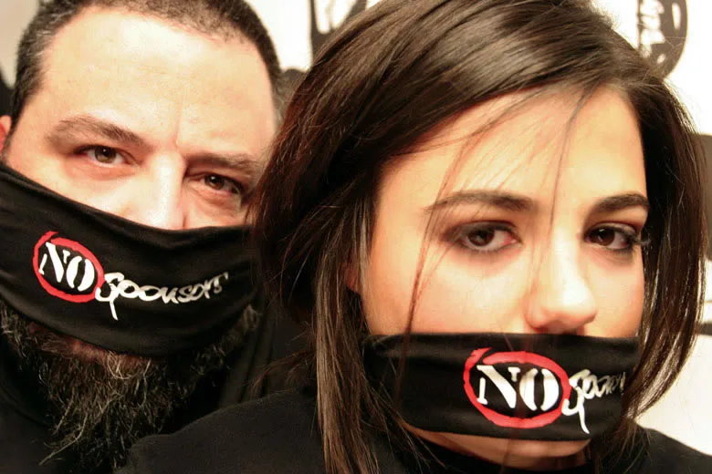 Ο B.D. Foxmoor και η Sadahzinia των Active Member με μαύρα μαντήλια στο στόμα.