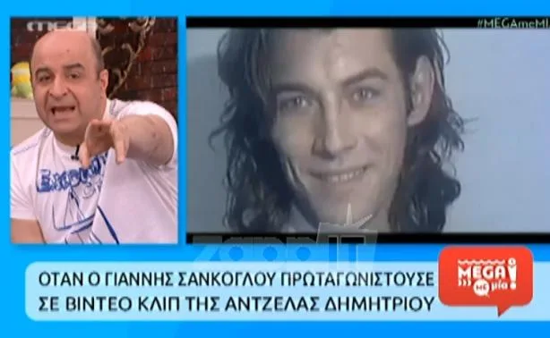 Ο Μάρκος Σεφερλής σε τηλεοπτική εκπομπή δίπλα σε φωτογραφία του Γιάννη Στάνκογλου από παλαιότερο βίντεο κλιπ.