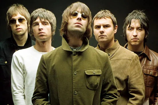 Το συγκρότημα Oasis με τους Liam και Noel Gallagher σε ομαδική φωτογραφία.