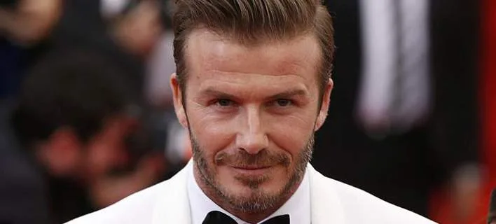 Ο David Beckham με λευκό σακάκι και μαύρο παπιγιόν