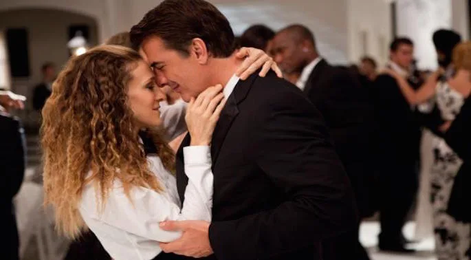 Η Carrie Bradshaw και ο Mr. Big σε σκηνή χορού από το Sex and the City.