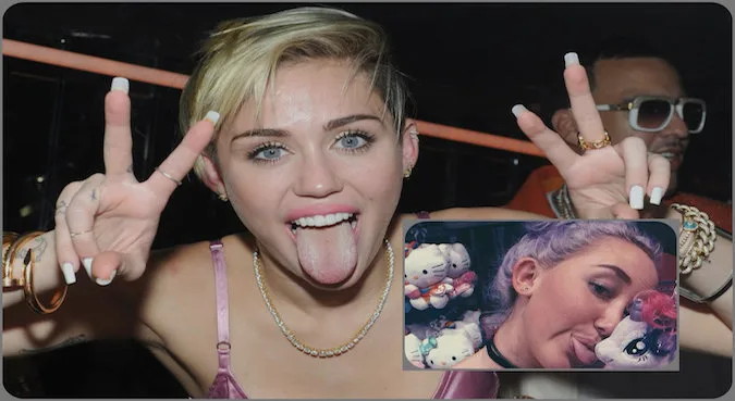 Η Miley Cyrus κάνει το σήμα της νίκης με τη γλώσσα έξω, δίπλα σε ένθετη φωτογραφία της Noah Cyrus.