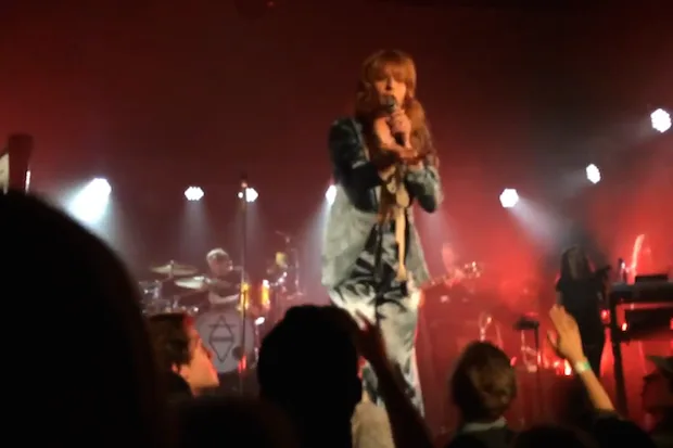Η Florence Welch των Florence and the Machine σε συναυλία στο Λονδίνο.
