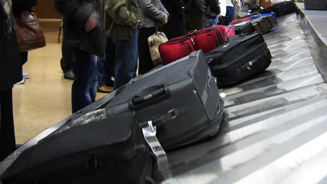 gty_luggage_carrousel_nt_111108_wg