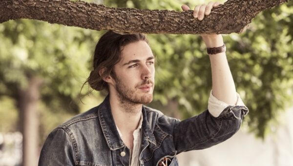 Ο Hozier ερμήνευσε ζωντανά το νέο του τραγούδι κι ήταν για ακόμη μια φορά εξαιρετικός!