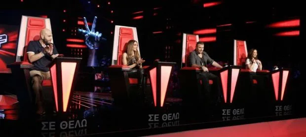 Οι coaches του The Voice 2, Μιχάλης Stavento, Δέσποινα Βανδή, Αντώνης Ρέμος και Μελίνα Ασλανίδου στις θέσεις τους.