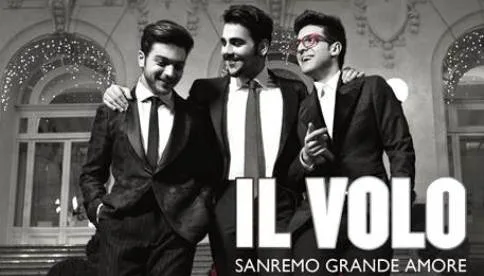 Το ιταλικό συγκρότημα Il Volo σε ασπρόμαυρη φωτογραφία με κοστούμια.