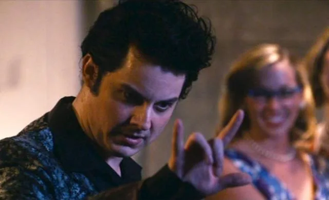 Ο Jack White σε κινηματογραφικό πλάνο να κάνει μια χειρονομία.