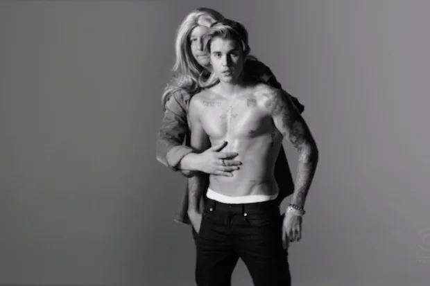 Ο Justin Bieber ημίγυμνος σε παρωδία της καμπάνιας Calvin Klein.