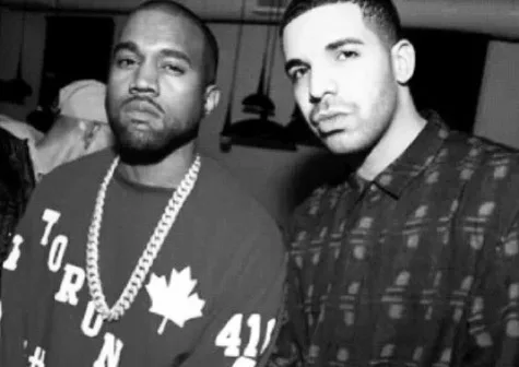 Ο Kanye West και ο Drake σε ασπρόμαυρη φωτογραφία.