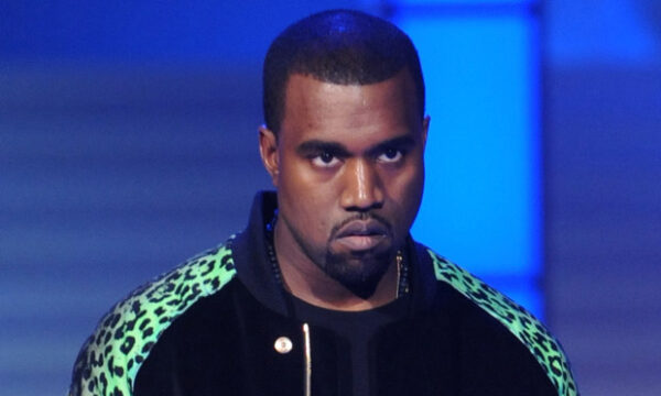 Άσε μας ρε Kanye! H κάμερα τον έπιασε να χαμογελάει και μόλις την αντιλήφθηκε έκανε πάλι τον στεναχωρημένο