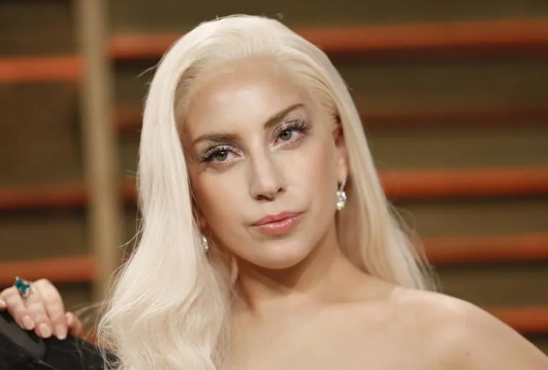 Κοντινό πορτρέτο της Lady Gaga με ξανθά μαλλιά και λαμπερό μακιγιάζ.