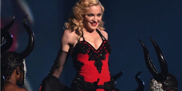 Δείτε τη Madonna να ερμηνεύει ζωντανά τα νέα της τραγούδια σε εκπομπή της γαλλικής τηλεόρασης!