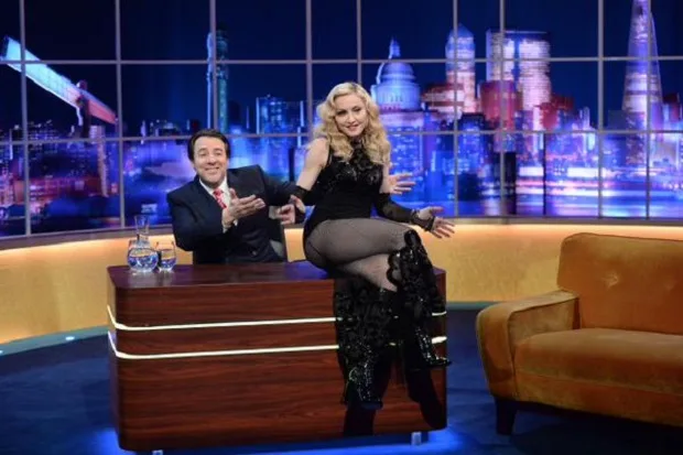 Η Madonna και ο Jonathan Ross στο πλατό της εκπομπής του.