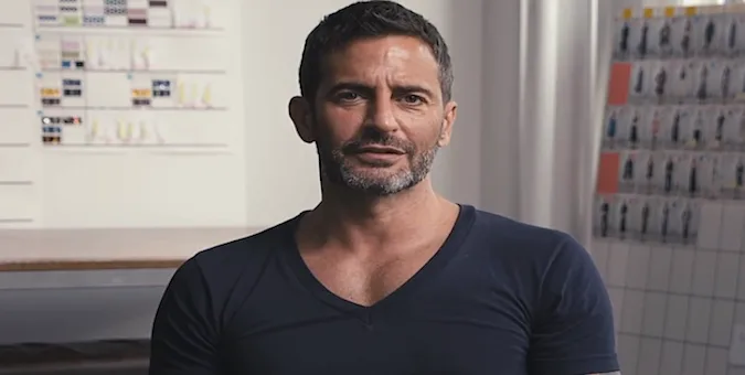 Ο σχεδιαστής Marc Jacobs σε εσωτερικό χώρο