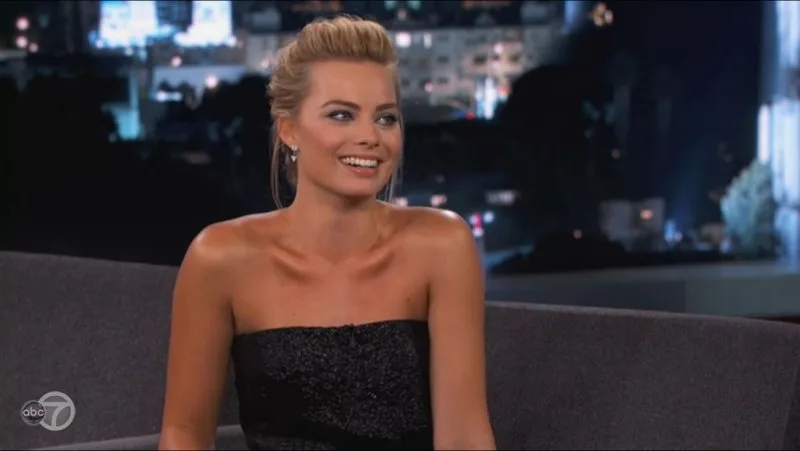 Η Margot Robbie σε τηλεοπτική συνέντευξη.