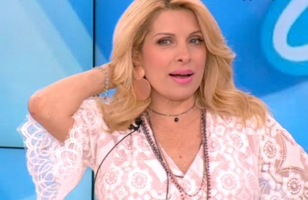 Ο απίστευτος εκνευρισμός της Ελένης Μενεγάκη με τον σκηνοθέτη στον αέρα της εκπομπής