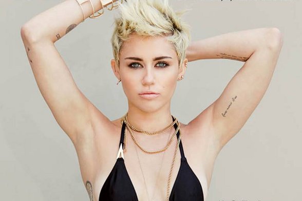 Η Miley Cyrus ξαναχτυπά, ποζάροντας με το μπουρνούζι της!