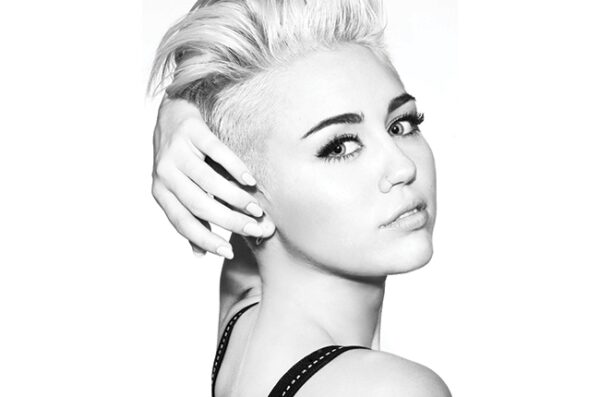 Η Miley Cyrus θέλησε να μας δείξει το νέο της κολιέ κι αποκάλυψε μαζί και το…στήθος της! Δείτε τη