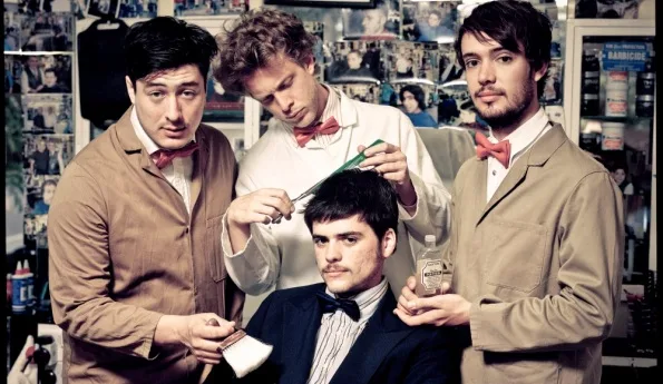 Το συγκρότημα Mumford and Sons σε σκηνικό κουρείου.