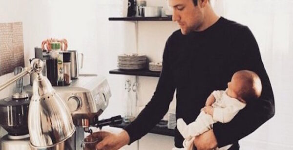 Ο λογαριασμός στο Instagram που είναι αφιερωμένος σε άντρες που απολαμβάνουν τον καφέ τους και έχει τρελάνει τις γυναίκες