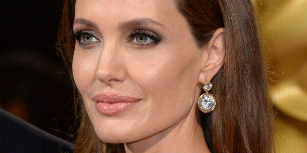 Σκληρή επίθεση στην Angelina Jolie μετά την αφαίρεση ωοθηκών: «Τι έχει σειρά; Τα πνευμόνια σου»