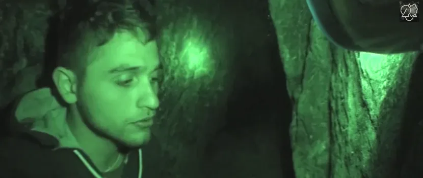 Μέλος των Greek Paranormal Seekers σε σπηλιά με νυχτερινή όραση.