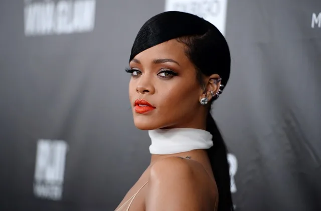 Η τραγουδίστρια Rihanna σε προωθητική φωτογραφία για το νέο της τραγούδι As Real As You And Me.