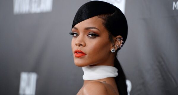 Προκαλεί και πάλι η Rihanna! Δείτε τη σούπερ αποκαλυπτική εμφάνισή της