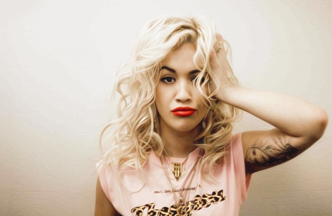 Τα πέταξε όλα πάλι η Rita Ora! Δείτε την με ένα see through φόρεμα