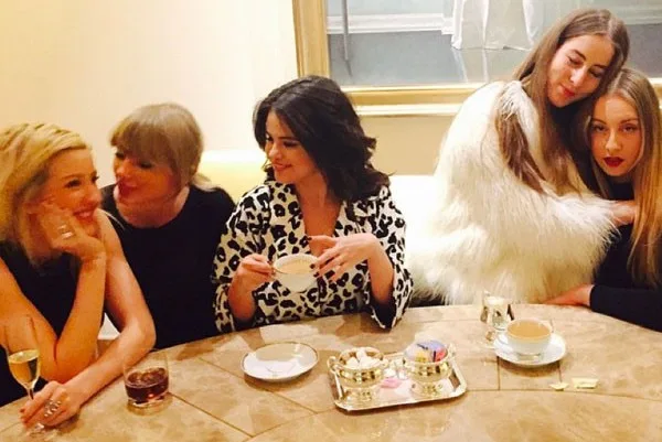Taylor Swift, Selena Gomez, Ellie Goulding και μέλη των HAIM σε τραπέζι