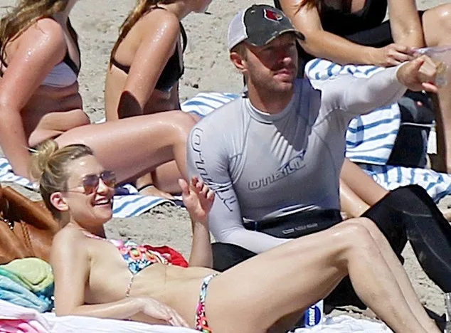 Η Kate Hudson με μπικίνι και ο Chris Martin με στολή σερφ σε παραλία του Μαλιμπού μαζί με τα παιδιά τους.
