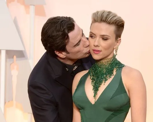 Ο John Travolta φιλάει στο μάγουλο την Scarlett Johansson στα Oscar.