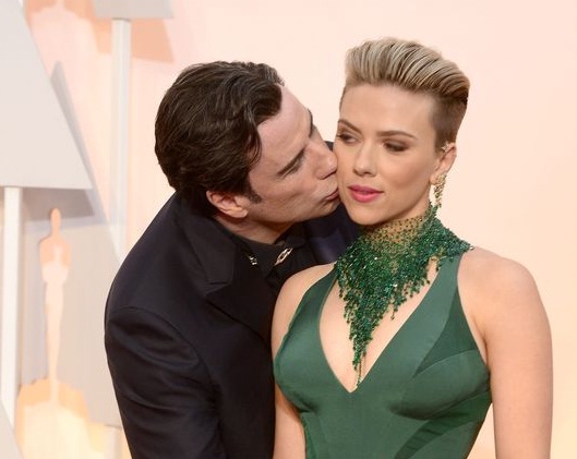 H Scarlett Johansson υπερασπίζεται τον John Travolta!