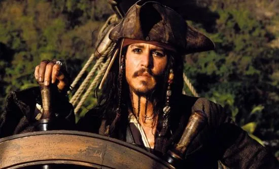 Ο Johnny Depp ως Jack Sparrow στο τιμόνι πλοίου.
