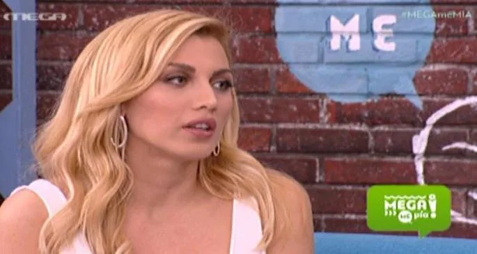 Η Κωνσταντίνα Σπυροπούλου σε τηλεοπτική εκπομπή.