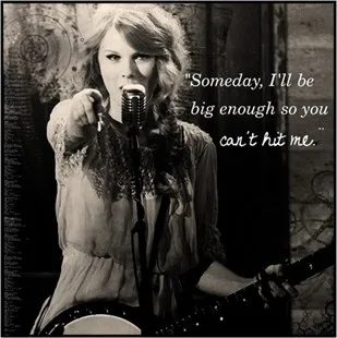 Η Taylor Swift σε ασπρόμαυρη φωτογραφία να τραγουδάει σε μικρόφωνο.