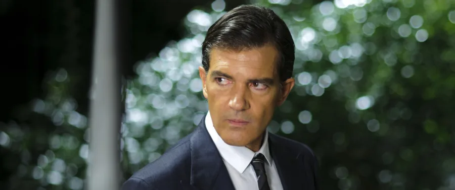 Ο Antonio Banderas με κοστούμι και γραβάτα.
