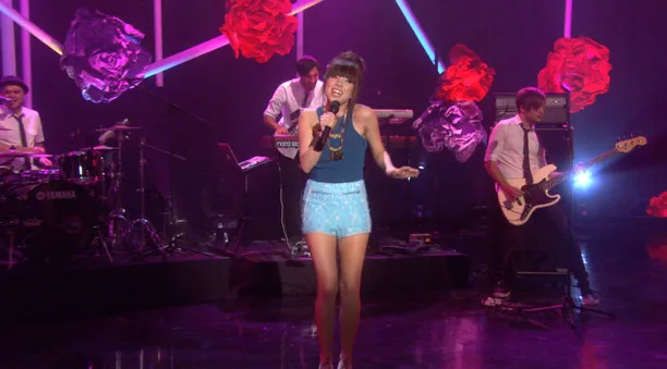 Η Carly Rae Jepsen τραγουδάει ζωντανά με την μπάντα της σε τηλεοπτικό πλατό.