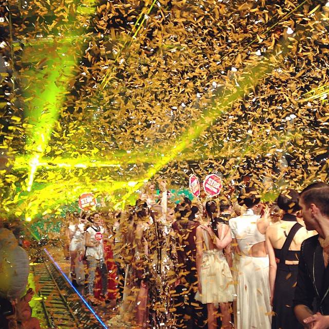 Στιγμιότυπο από το φινάλε του Madwalk 2015 με χρυσό κομφετί.