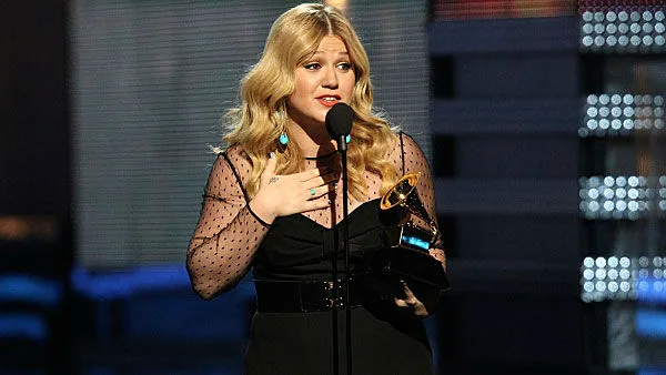 Η Kelly Clarkson στη σκηνή κρατώντας βραβείο Grammy.