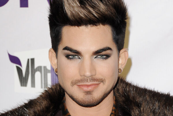 Ο Adam Lambert κυκλοφόρησε το νέο του single «Ghost Τown» και ήδη γίνεται χαμός!