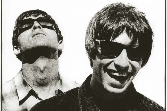 Ο Liam και ο Noel Gallagher των Oasis με γυαλιά ηλίου
