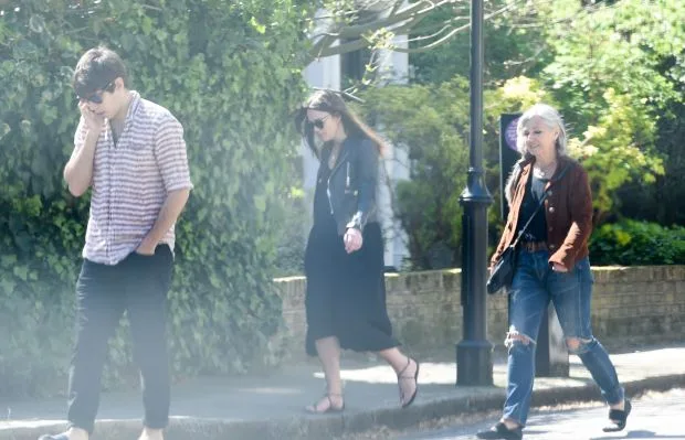 EXCLUSIVE: INF - A Very Pregnant Keira Knightley Heads To Lunch With Her Mom & Husband In London