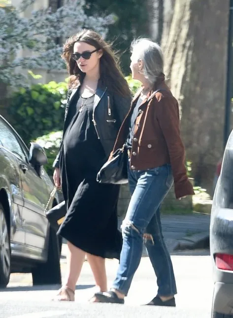 EXCLUSIVE: INF - A Very Pregnant Keira Knightley Heads To Lunch With Her Mom & Husband In London