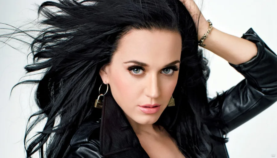 Η Katy Perry με μαύρα μαλλιά και δερμάτινο τζάκετ.