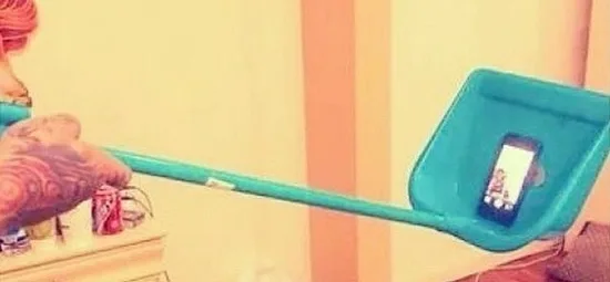 Αυτοσχέδιο selfie stick από πλαστικό φτυάρι και κινητό τηλέφωνο.